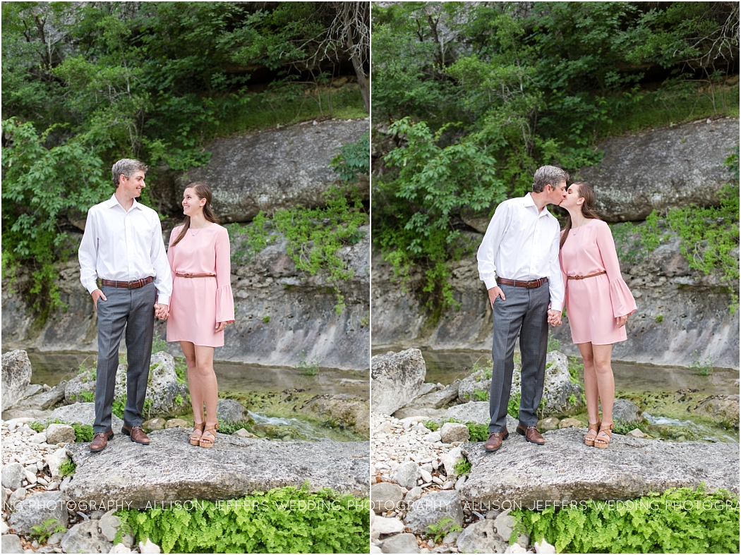 Engagement session in Texas wildflowers. What to wear for your engagement session  