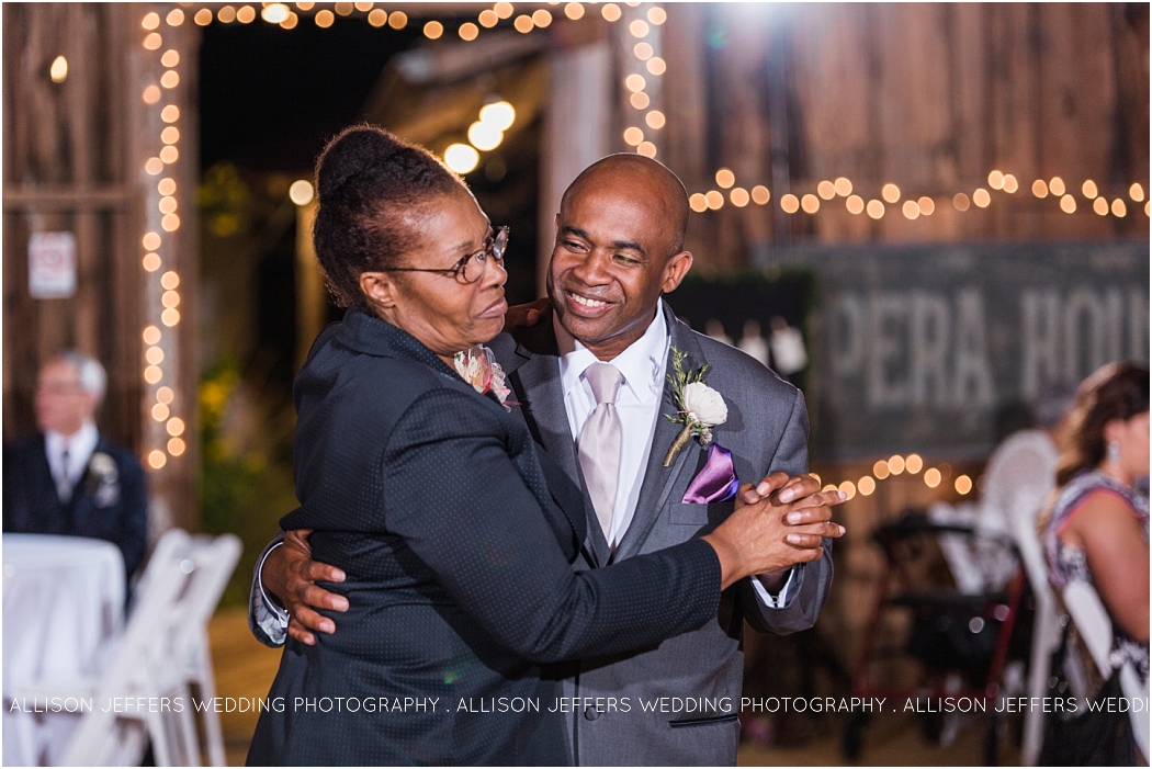 a-fall-wedding-at-sisterdale-dancehall-by-allison-jeffers-wedding-photography_0099