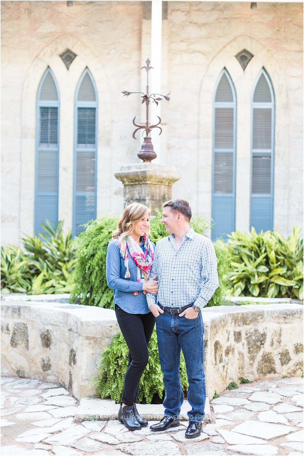 a-fall-engagement-session-at-southwest-school-of-art-in-san-antonio-by-allison-jeffers-wedding-photography_0001