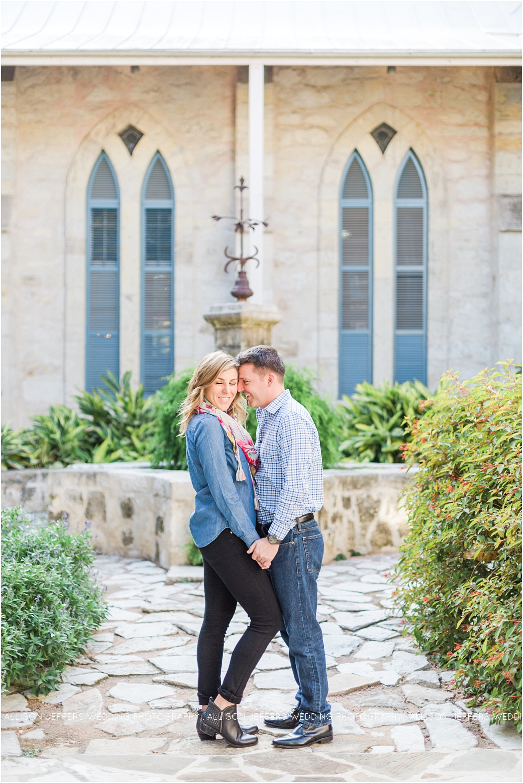 a-fall-engagement-session-at-southwest-school-of-art-in-san-antonio-by-allison-jeffers-wedding-photography_0007