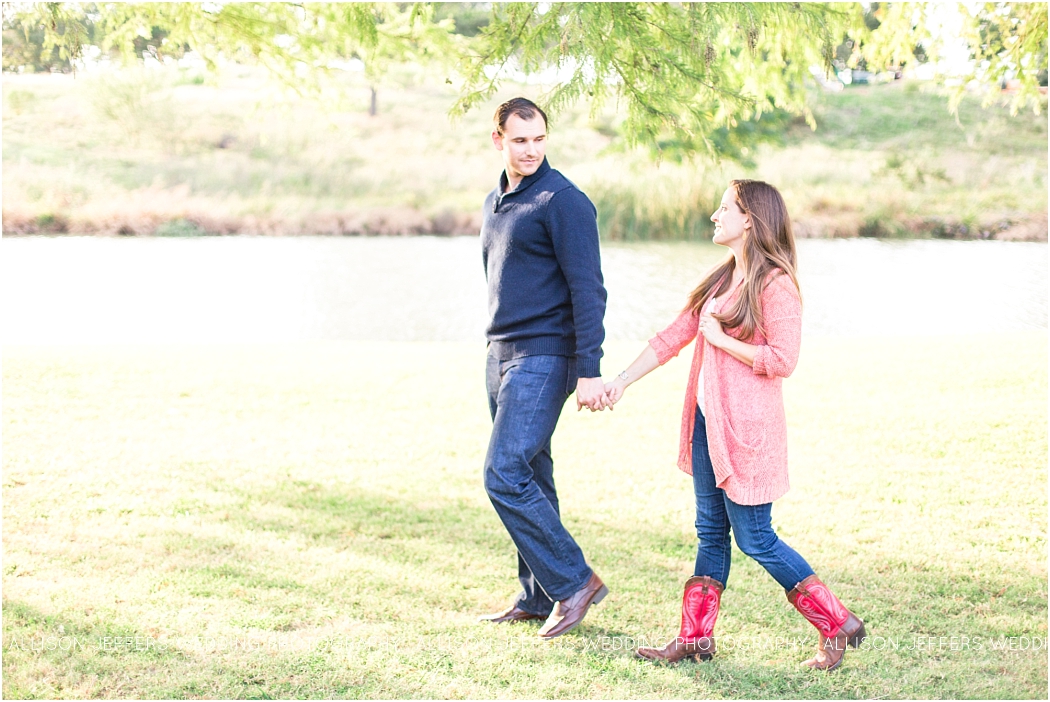 a-fall-engagement-session-in-fredericksburg-texas-by-allison-jeffers-wedding-photography_0023