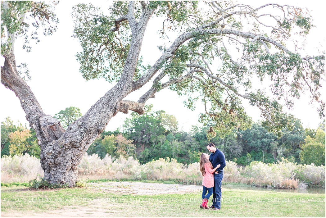 a-fall-engagement-session-in-fredericksburg-texas-by-allison-jeffers-wedding-photography_0025
