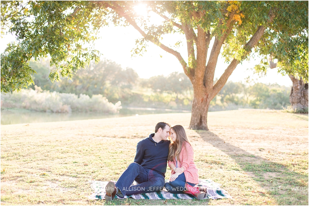 a-fall-engagement-session-in-fredericksburg-texas-by-allison-jeffers-wedding-photography_0027