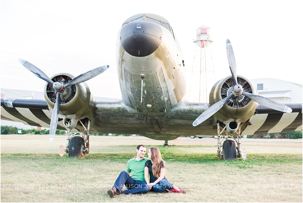 a-fall-engagement-session-in-fredericksburg-texas-by-allison-jeffers-wedding-photography_0039
