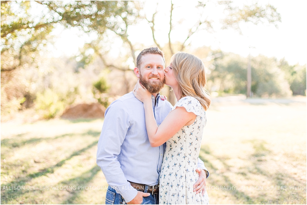 natural-engagement-session-in-austin-texas-by-allison-jeffers-wedding-photography_0007