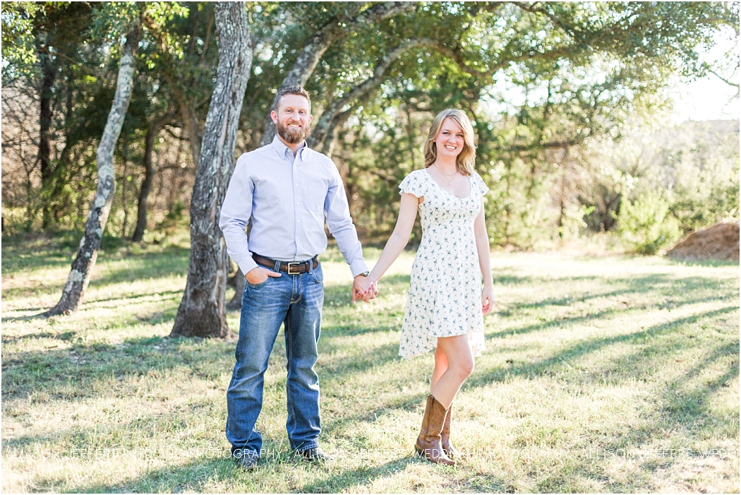 natural-engagement-session-in-austin-texas-by-allison-jeffers-wedding-photography_0009