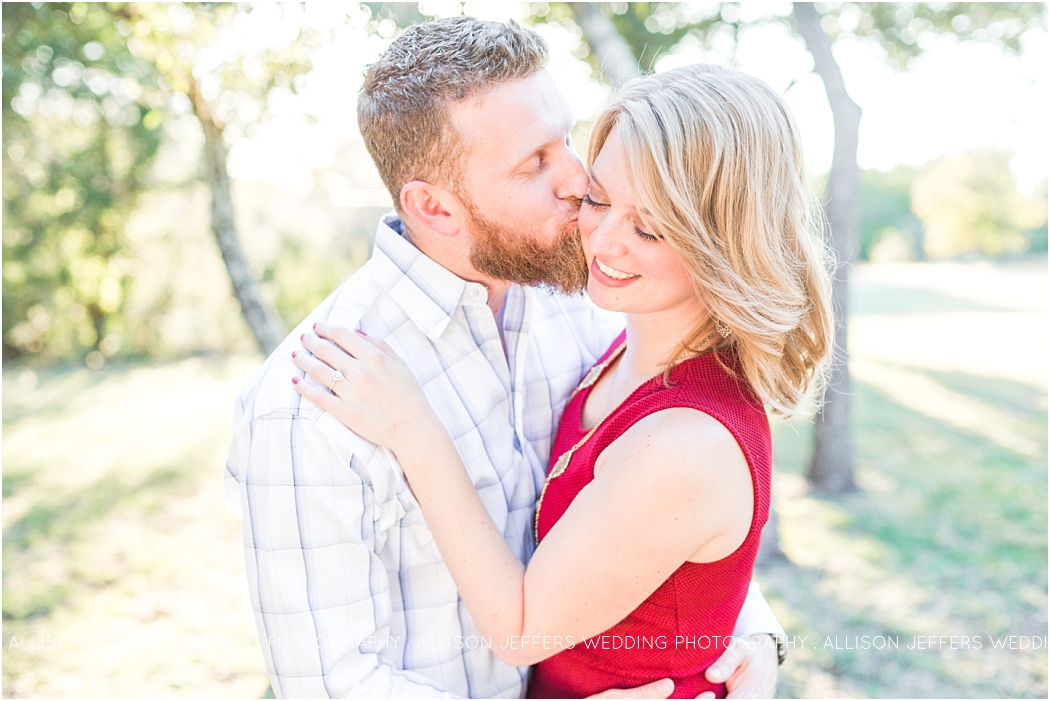 natural-engagement-session-in-austin-texas-by-allison-jeffers-wedding-photography_0016