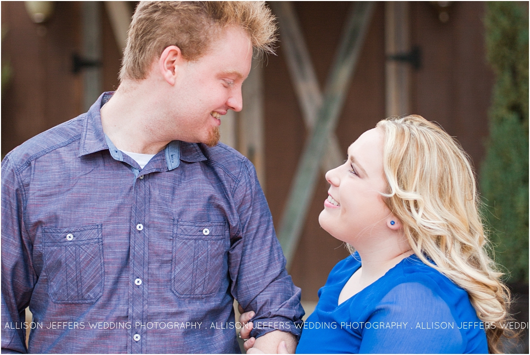 a-fall-engagement-session-at-cw-hill-country-ranch-in-boerne-texas-by-allison-jeffers-wedding-photography_0001