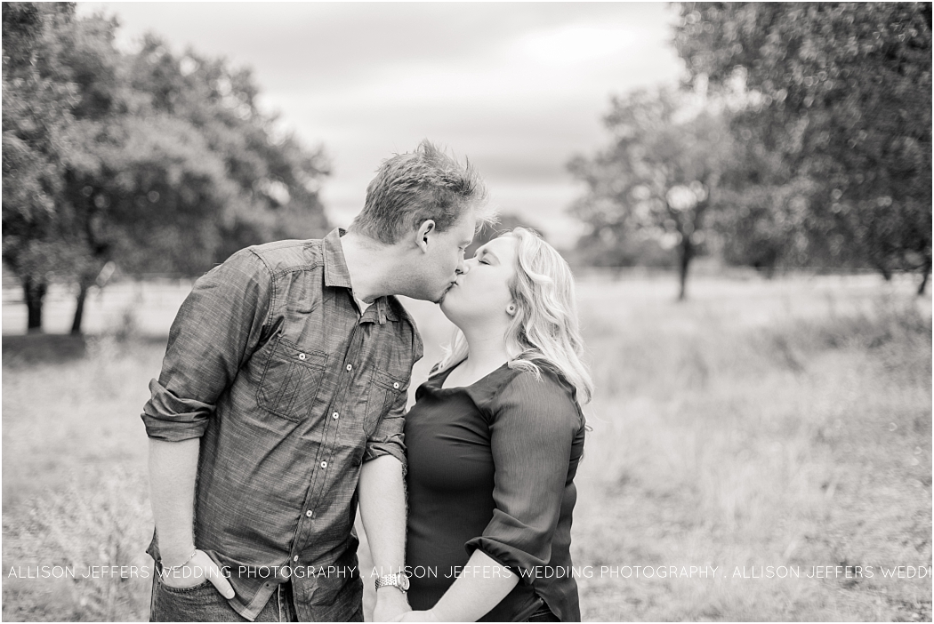 a-fall-engagement-session-at-cw-hill-country-ranch-in-boerne-texas-by-allison-jeffers-wedding-photography_0008