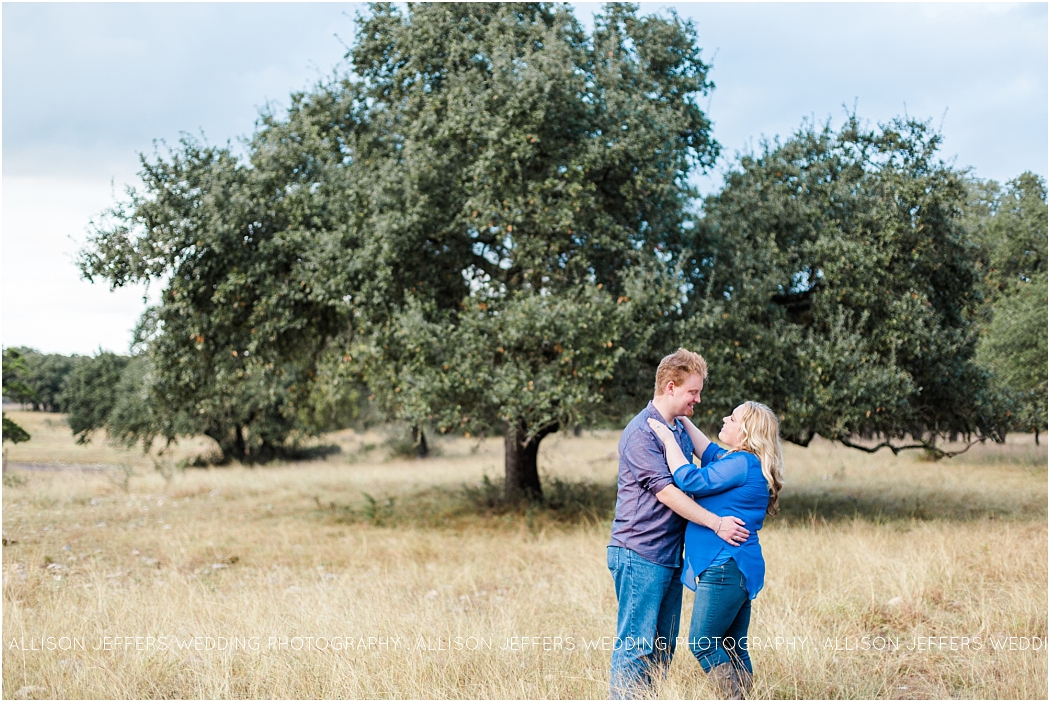 a-fall-engagement-session-at-cw-hill-country-ranch-in-boerne-texas-by-allison-jeffers-wedding-photography_0016