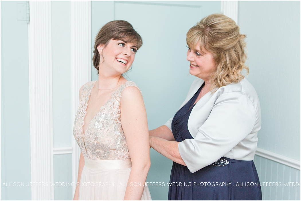 a-teal-and-blush-wedding-at-lakeside-pavillion-in-marble-falls-texas-by-allison-jeffers-wedding-photography-austin-wedding-photographer_0014
