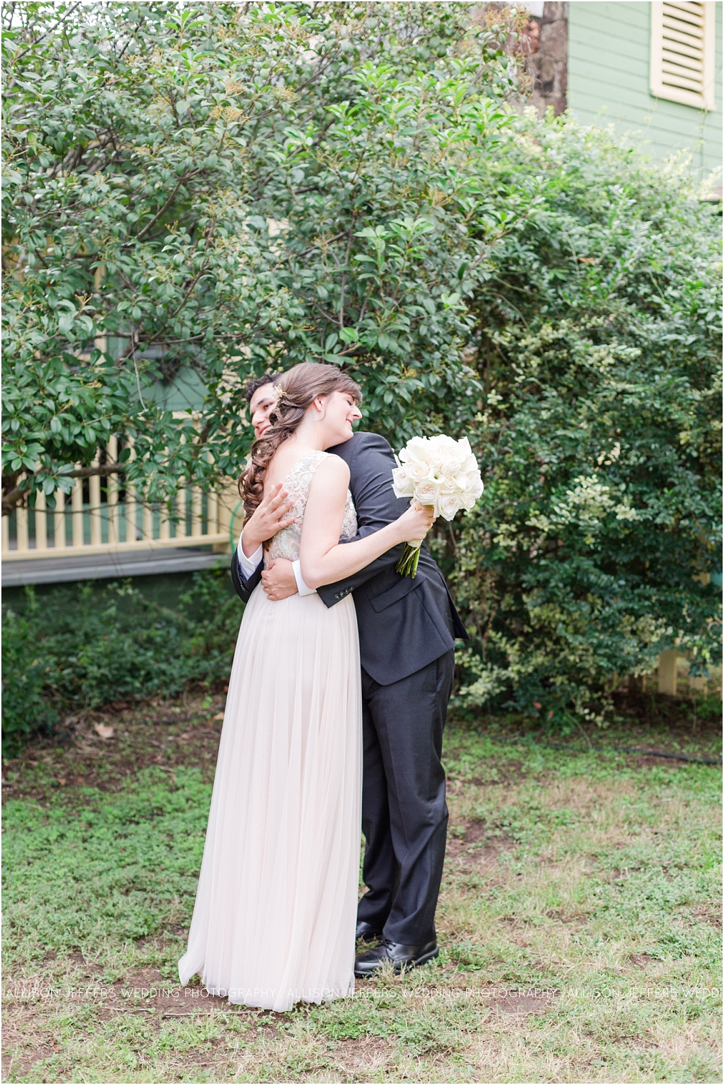 a-teal-and-blush-wedding-at-lakeside-pavillion-in-marble-falls-texas-by-allison-jeffers-wedding-photography-austin-wedding-photographer_0024