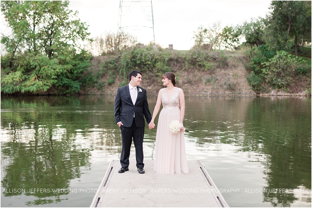 a-teal-and-blush-wedding-at-lakeside-pavillion-in-marble-falls-texas-by-allison-jeffers-wedding-photography-austin-wedding-photographer_0070
