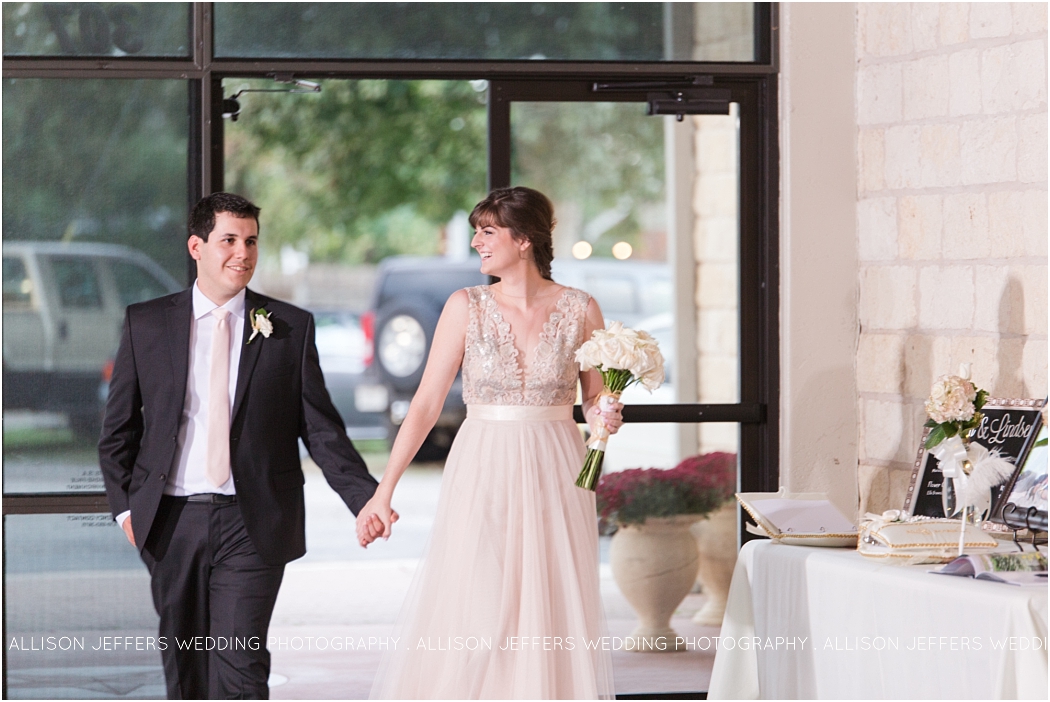 a-teal-and-blush-wedding-at-lakeside-pavillion-in-marble-falls-texas-by-allison-jeffers-wedding-photography-austin-wedding-photographer_0074