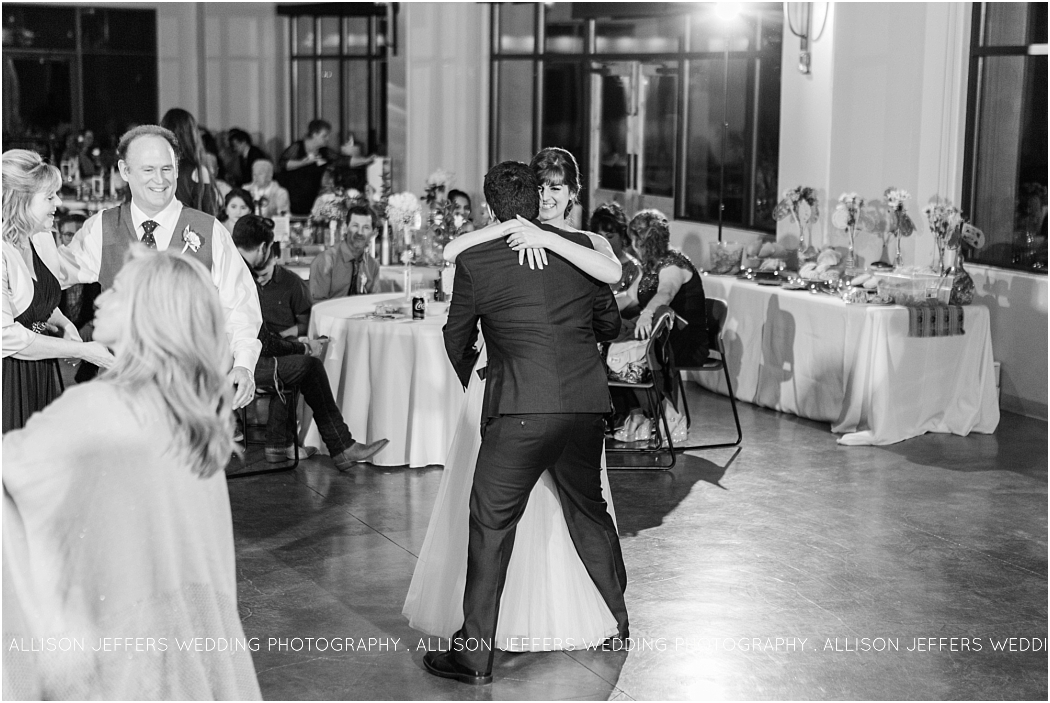 a-teal-and-blush-wedding-at-lakeside-pavillion-in-marble-falls-texas-by-allison-jeffers-wedding-photography-austin-wedding-photographer_0096