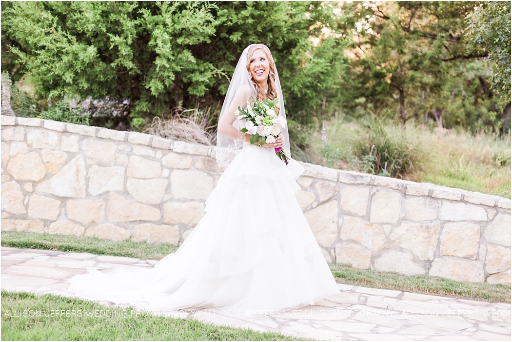 bridal-session-at-scenic-springs-wedding-venue-in-helotes-texas_0036