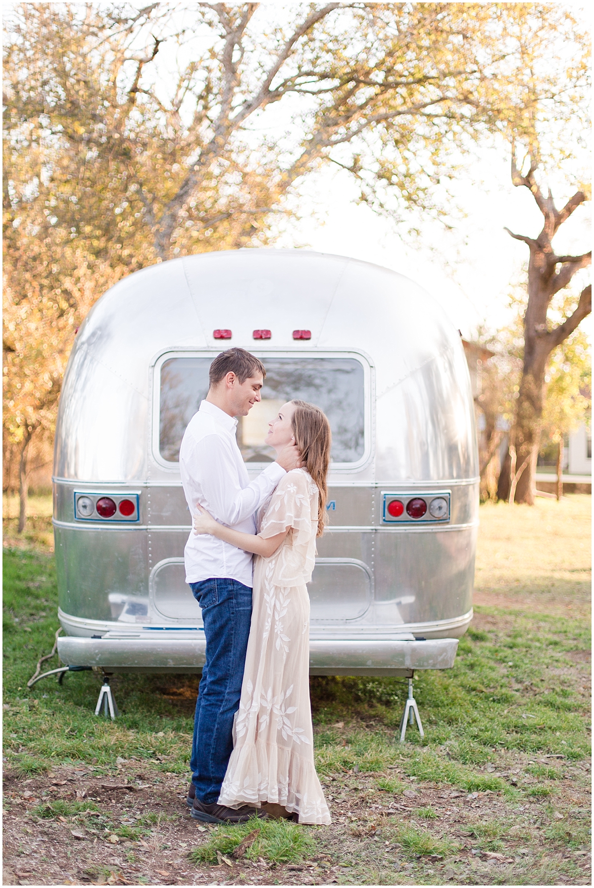 airstream-fall-engagement-session-in-center-point-texas-by-allison-jeffers-wedding-photography-boerne-wedding-photographer_0012