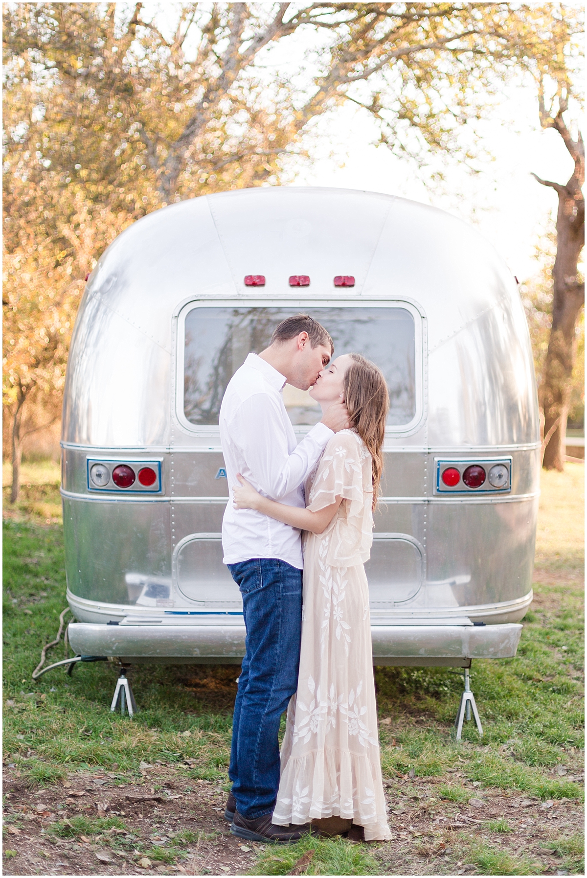airstream-fall-engagement-session-in-center-point-texas-by-allison-jeffers-wedding-photography-boerne-wedding-photographer_0016