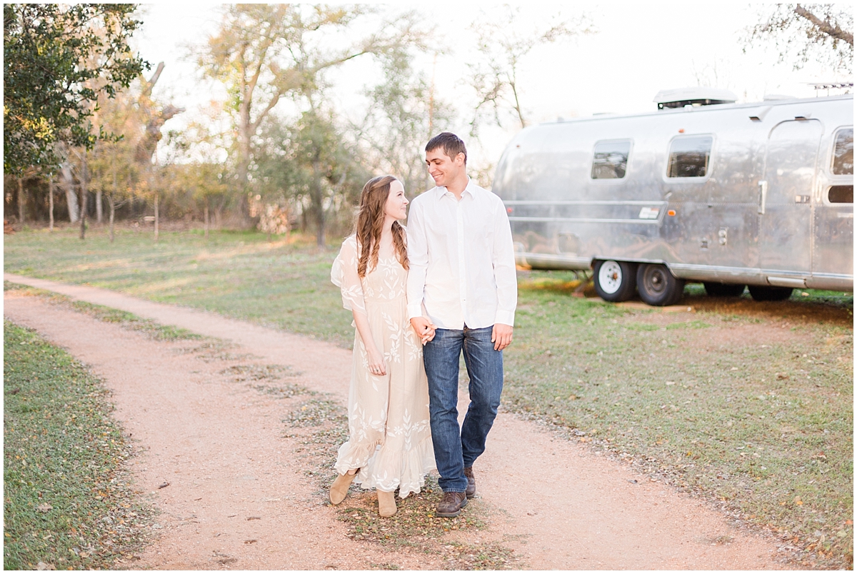 airstream-fall-engagement-session-in-center-point-texas-by-allison-jeffers-wedding-photography-boerne-wedding-photographer_0027