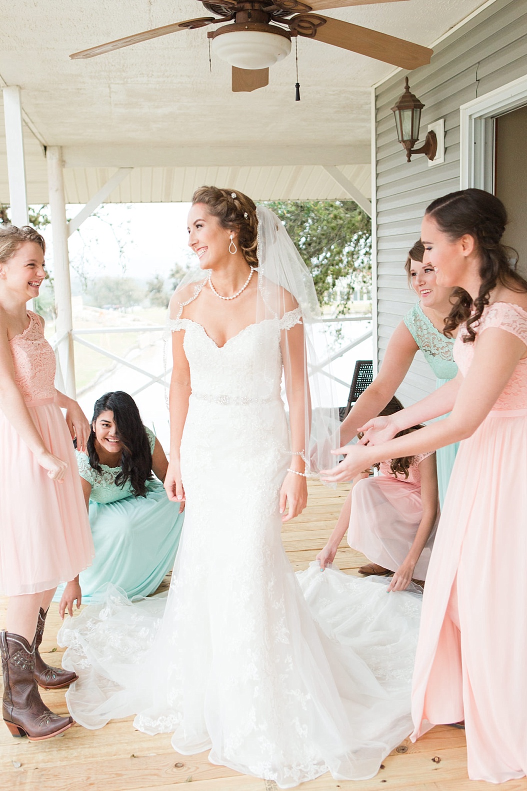 A Peach and Mint Country Chic Wedding at Happy H Ranch by Allison Jeffers Wedding Photography. Comfort Wedding Photographer 0016