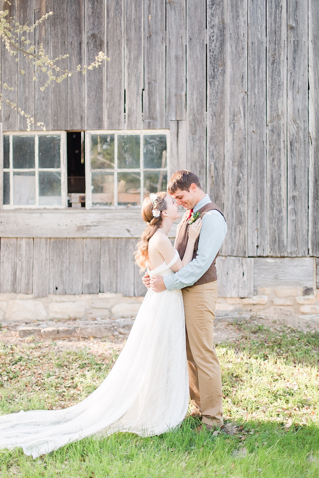 A spring boho wedding with greenery at Cherokee Rose Venue in Comfort Texas by Boerne Wedding Photographer Allison Jeffers Wedding Photography 0029