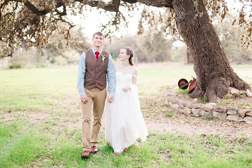 A spring boho wedding with greenery at Cherokee Rose Venue in Comfort Texas by Boerne Wedding Photographer Allison Jeffers Wedding Photography 0030