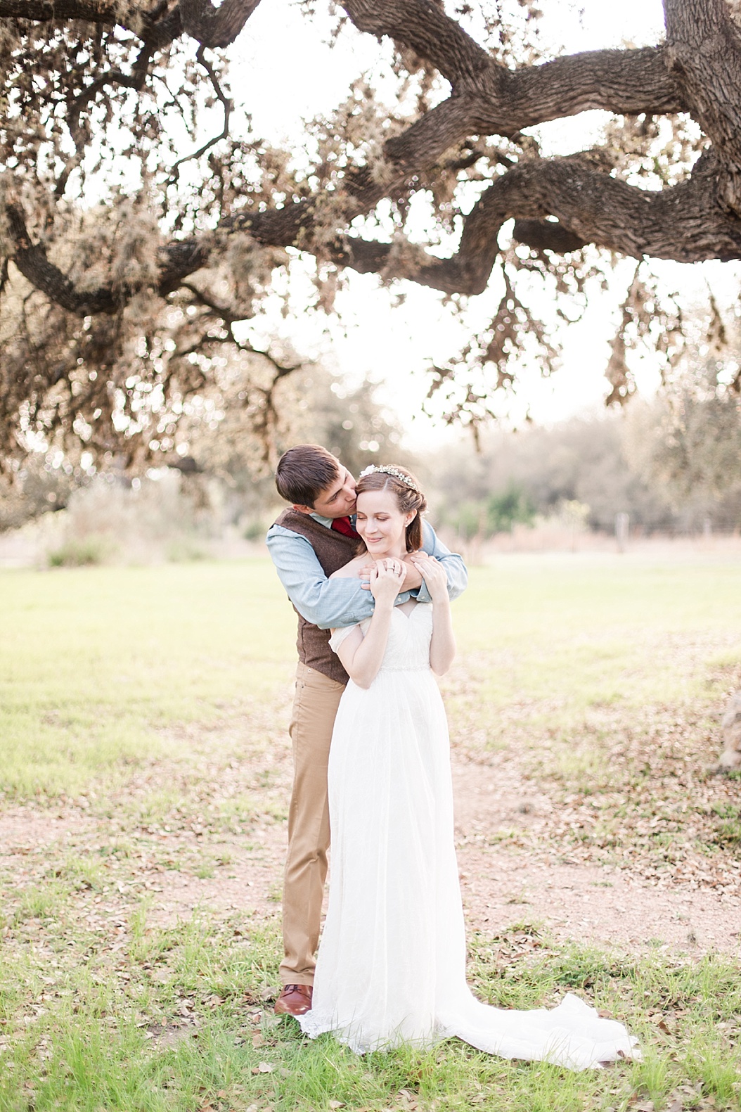 A spring boho wedding with greenery at Cherokee Rose Venue in Comfort Texas by Boerne Wedding Photographer Allison Jeffers Wedding Photography 0032