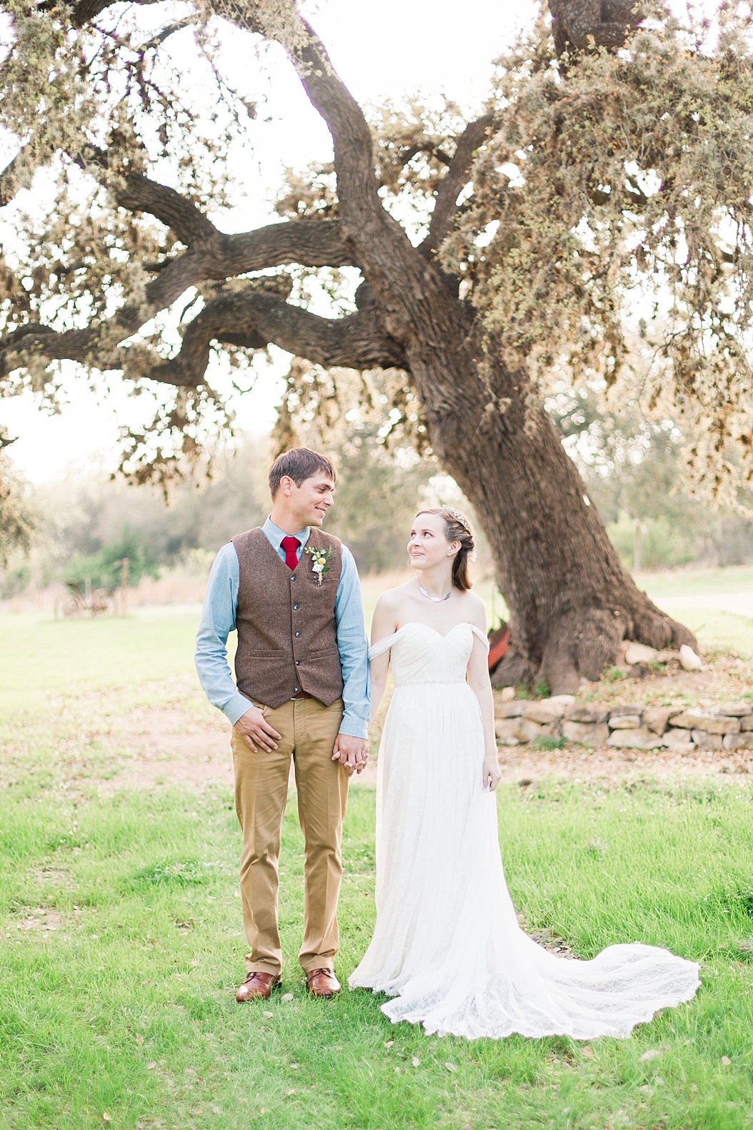 A spring boho wedding with greenery at Cherokee Rose Venue in Comfort Texas by Boerne Wedding Photographer Allison Jeffers Wedding Photography 0035