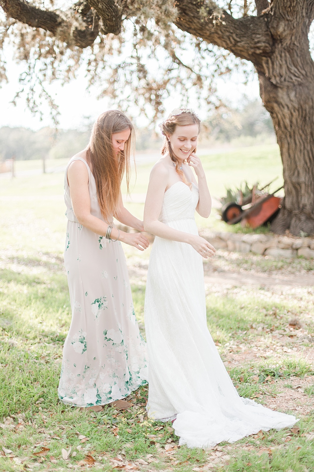 A spring boho wedding with greenery at Cherokee Rose Venue in Comfort Texas by Boerne Wedding Photographer Allison Jeffers Wedding Photography 0054