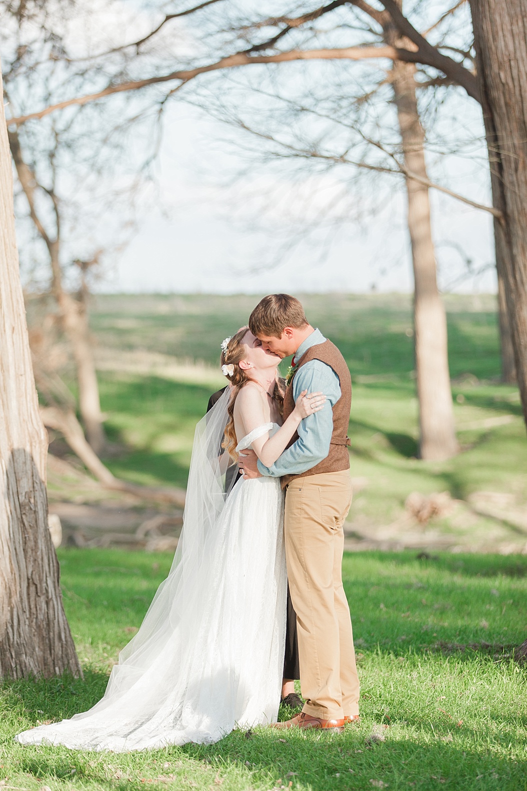 A spring boho wedding with greenery at Cherokee Rose Venue in Comfort Texas by Boerne Wedding Photographer Allison Jeffers Wedding Photography 0070