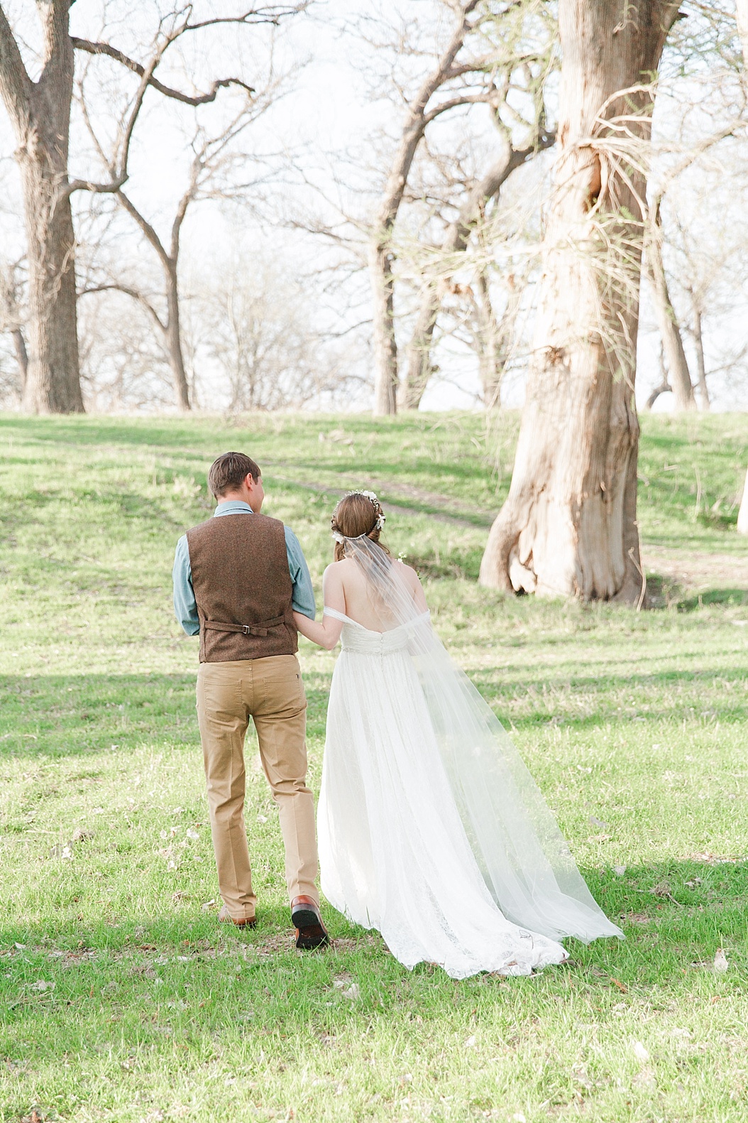 A spring boho wedding with greenery at Cherokee Rose Venue in Comfort Texas by Boerne Wedding Photographer Allison Jeffers Wedding Photography 0074