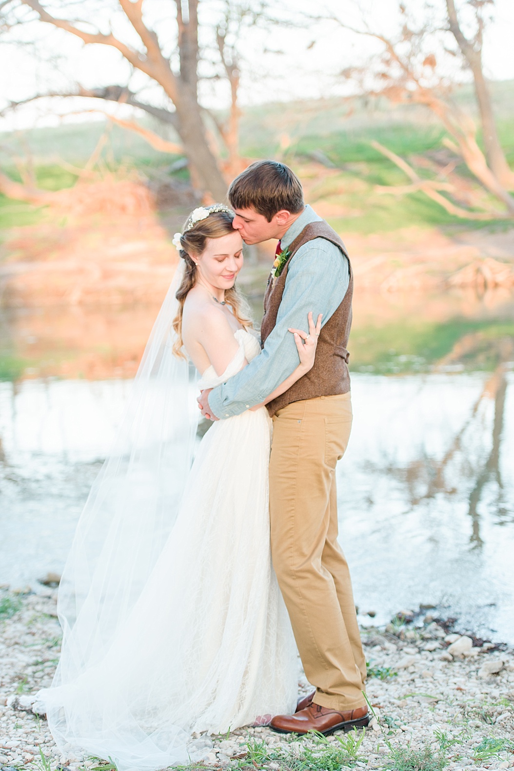 A spring boho wedding with greenery at Cherokee Rose Venue in Comfort Texas by Boerne Wedding Photographer Allison Jeffers Wedding Photography 0090
